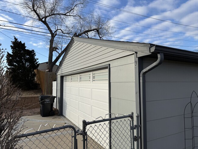 Building Photo - 259 E Oakland St