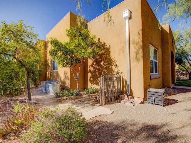 Building Photo - 10570 E Eleanor Maldonado Pl