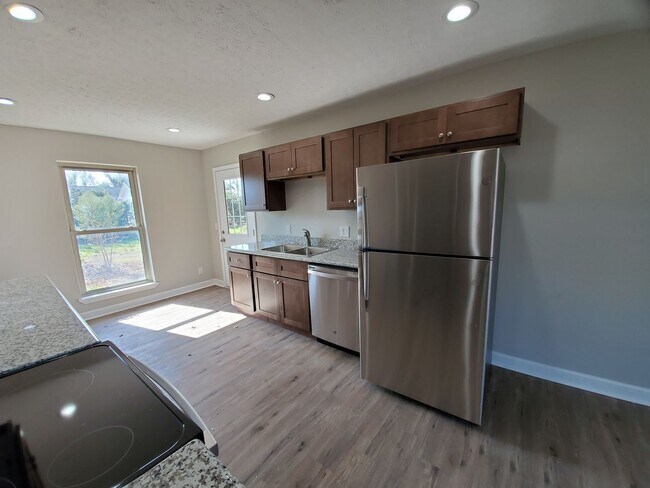 Building Photo - Updated 3 BR|2 BA Home Near TAFB!