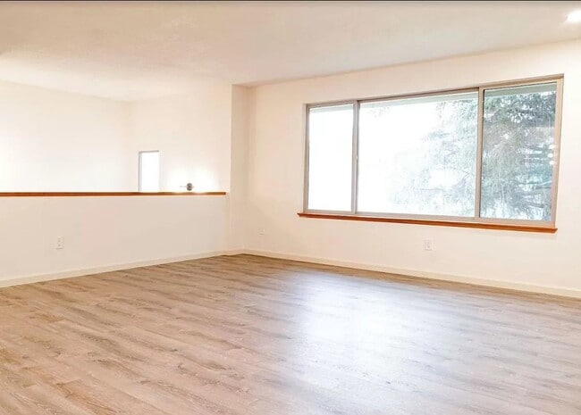 Building Photo - Large 4 Bed, 2 Bath House Available For Rent*