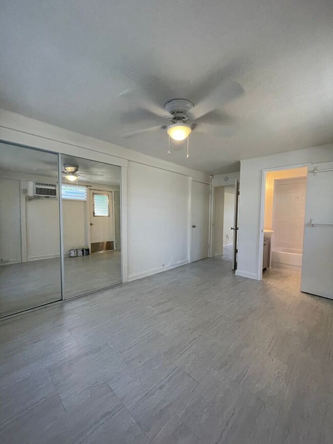 Building Photo - T1182ach