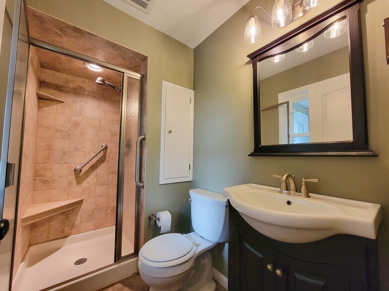 Building Photo - 502 W Newport Rd