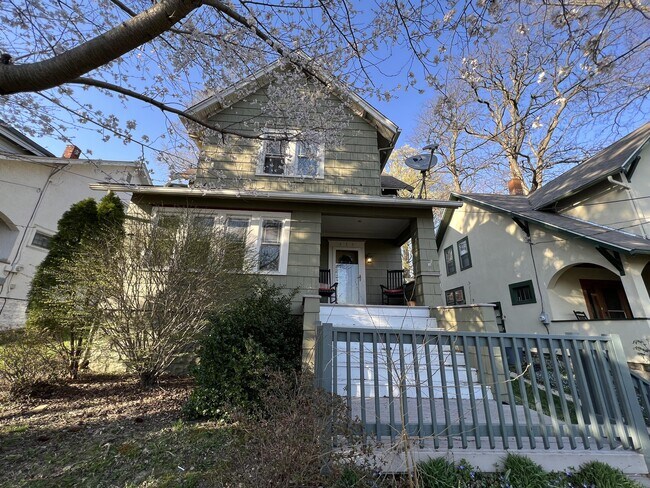 Building Photo - 519 School St