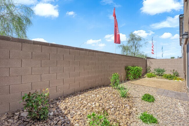 Building Photo - 4747 Bluebird Clfs Ave