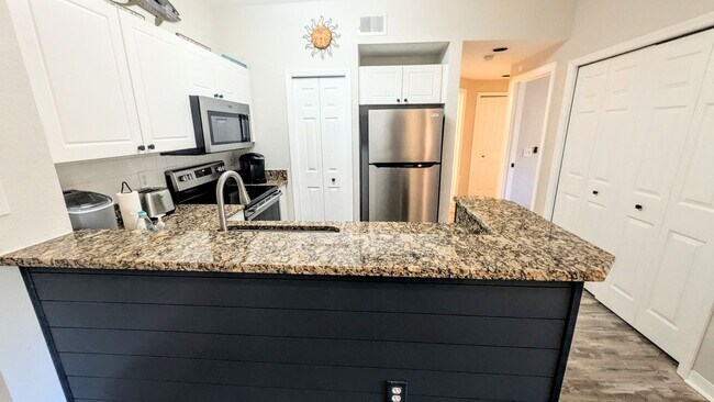 Building Photo - 6-12 month TURNKEY FURNISHED GOUNG FLOOR 2/2 CONDO