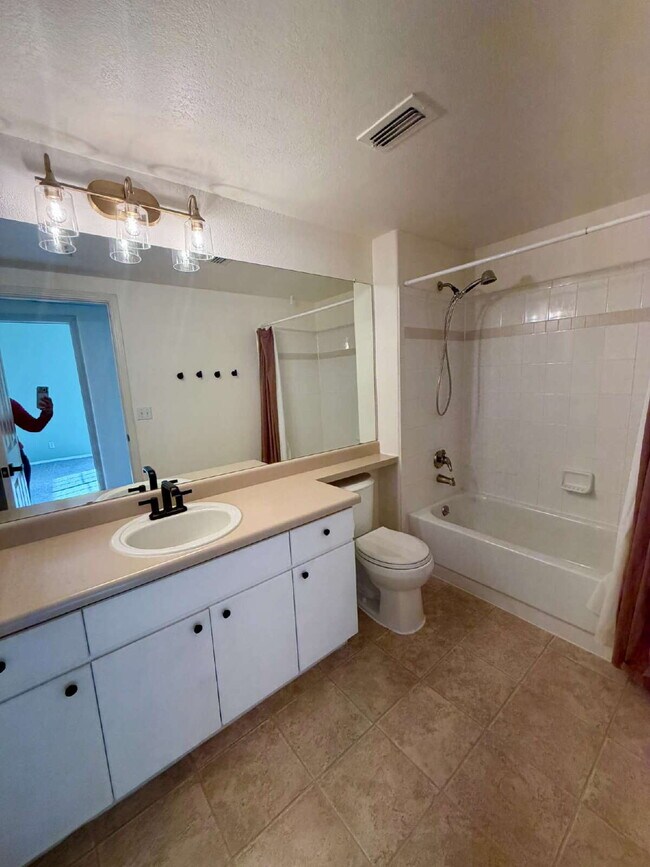 Building Photo - Don't Miss This 2 Bed/2 Bath Pinnacle at Highline Condo Available Now!