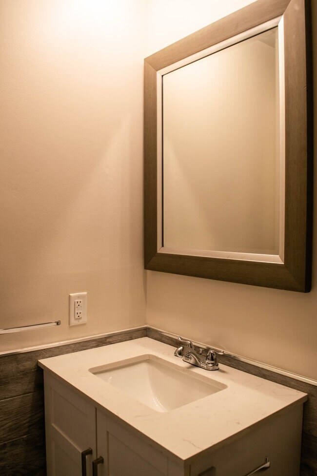 Building Photo - Beautiful 2bd Condo in Westville