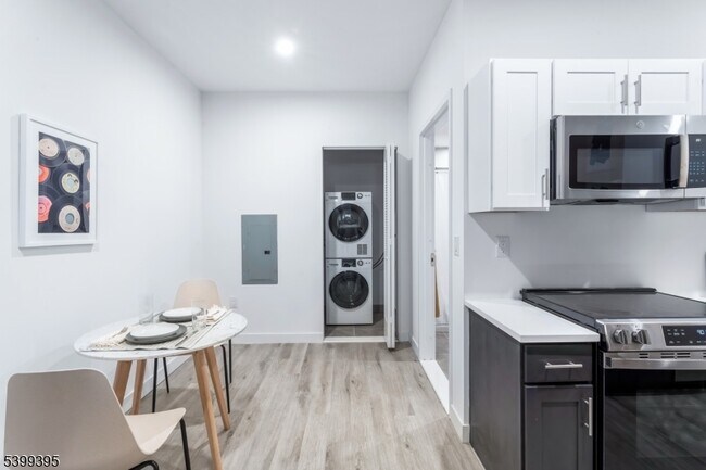 Building Photo - 10 Commerce Ct