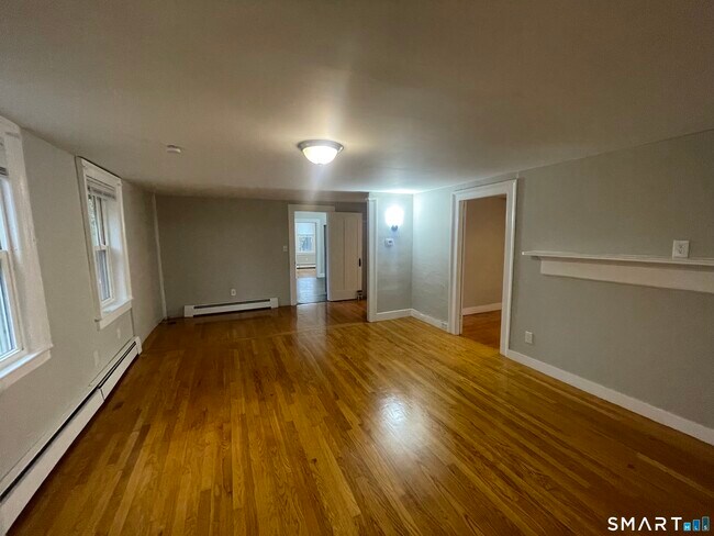 Building Photo - 9 Hicksville Rd