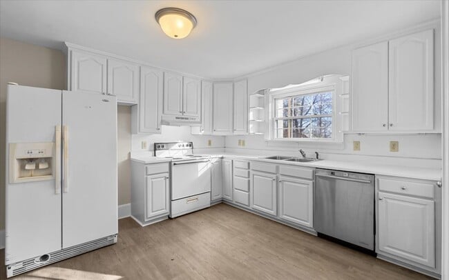 Building Photo - 807 Shamrock Rd