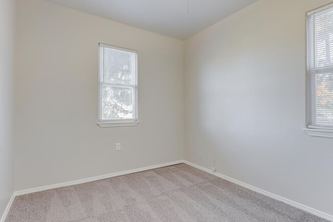 Building Photo - Dewey Duplex