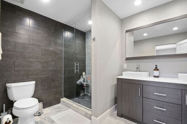 Building Photo - 2/2 condo downtown-Walk to Lake Eola