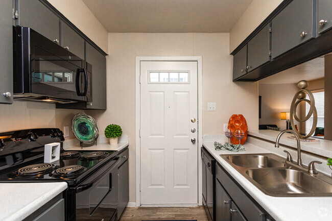 2BR, 2BA - 905SF "El Cabo" Kitchen - Vive Apartments