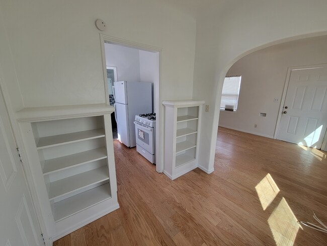 Building Photo - 820 S Arizona Ave