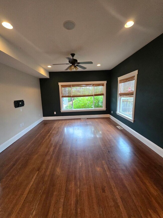 Building Photo - Spacious 5 Bedroom Home in Burlington - Available for Rent