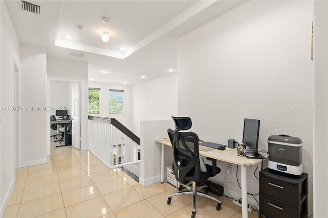 Building Photo - 1010 NW 102 Ct
