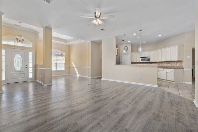 Building Photo - 414 Carriage Lake Dr