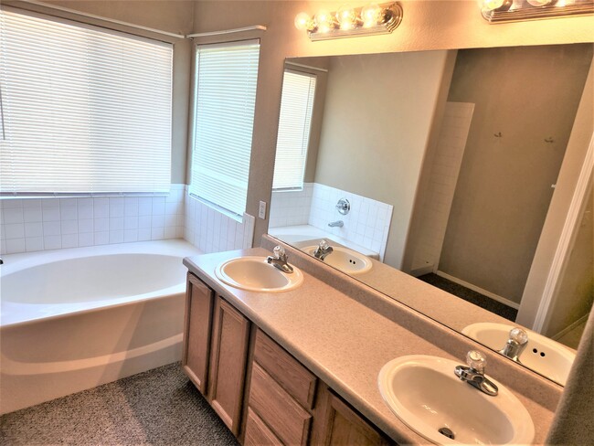 Building Photo - 796 Ridgebury Pl
