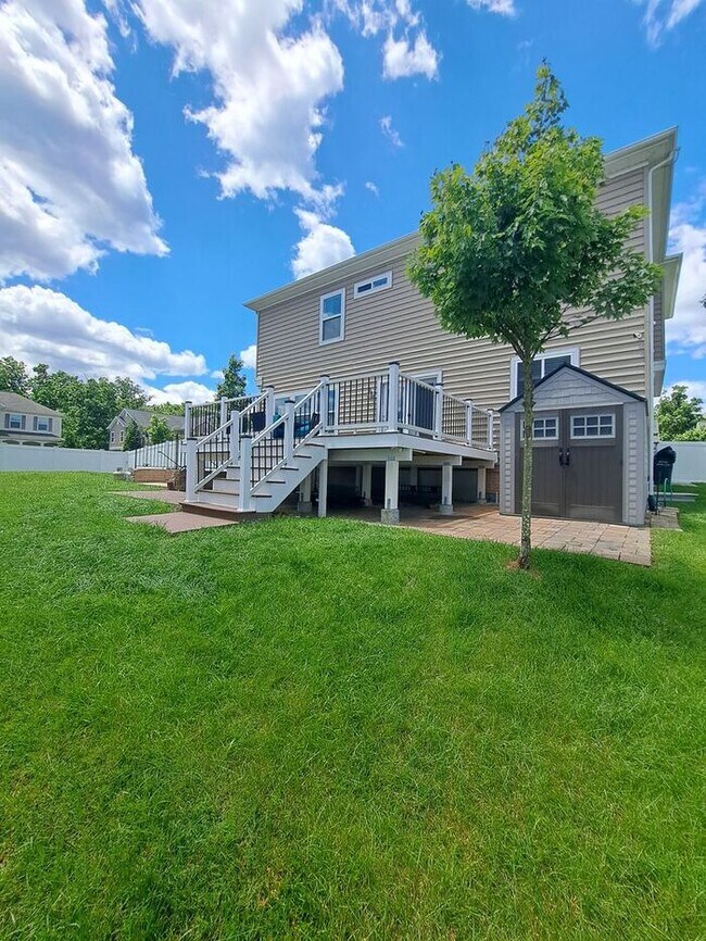Building Photo - Amazing 3 Level Corner Lot Home in Waldorf...