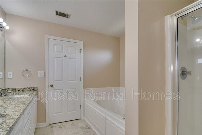 Building Photo - 207 Taylor Cir