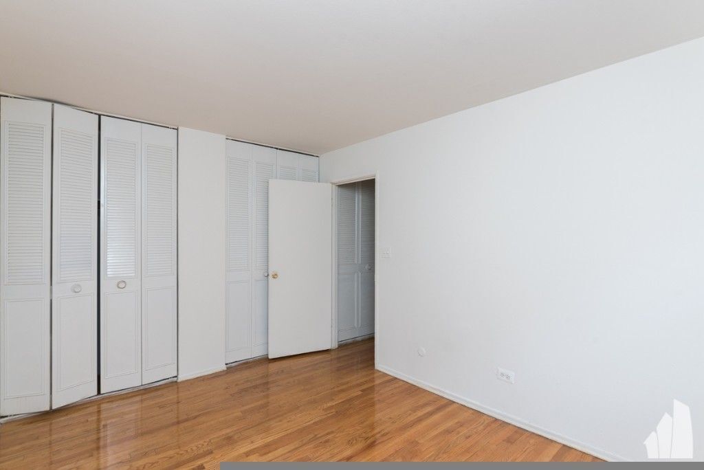 Building Photo - 6830 N Sheridan Rd