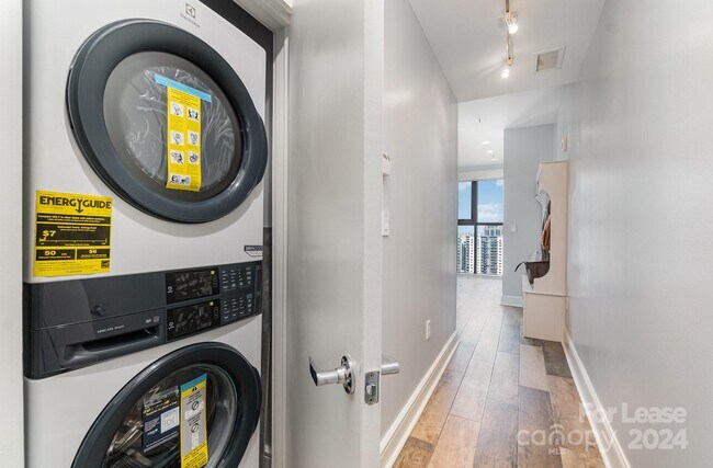 Building Photo - 307 W Trade St