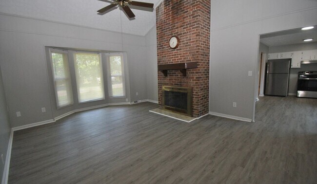Building Photo - Available 07/27/26 - East Louisville 3 bed, 1.5 bath ranch on corner lot