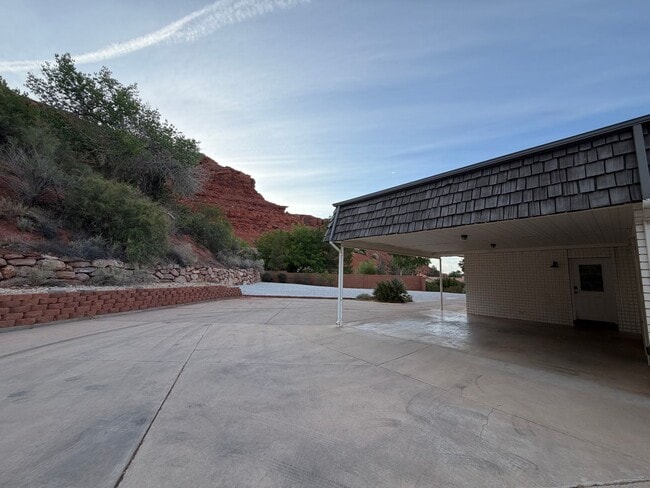 Building Photo - SPACIOUS PROPERTY DOWNTOWN FOR RENT!