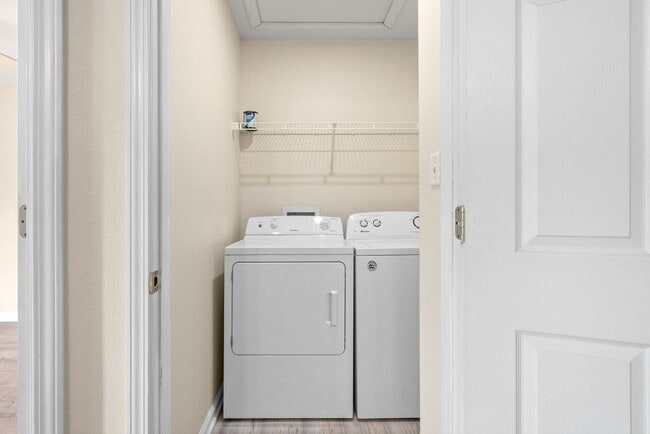 Building Photo - 922 Kingsbury Dr