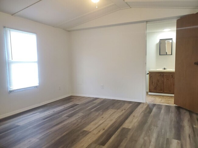 Building Photo - 2 Bedroom, 2 Bath house