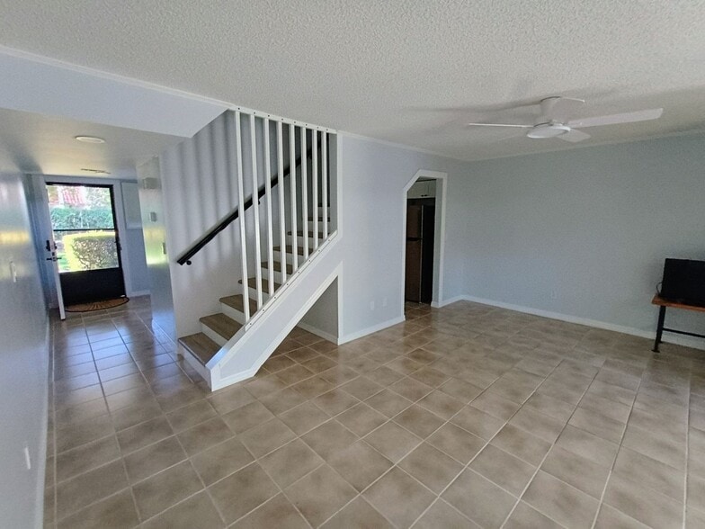 Building Photo - 3827 Pine Cone Cir