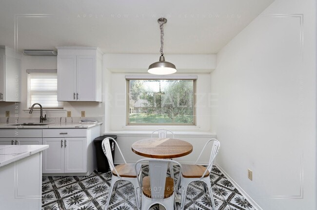 Building Photo - Stunning 3 Bed 2 Bath Brick Home with Huge Yard!