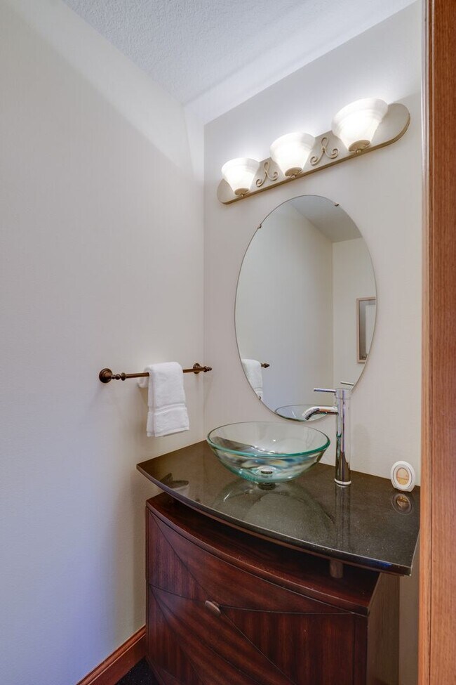 Building Photo - 4 bed 2 full bath 2 half bath home in Lambertville with finished basement for rent!