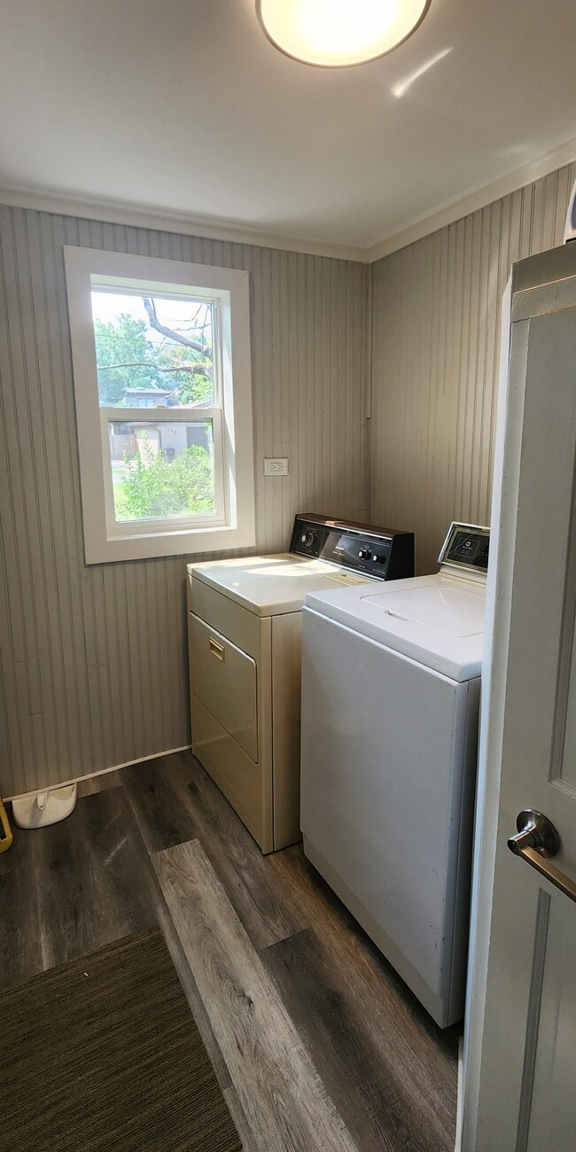 Building Photo - 701 9th St