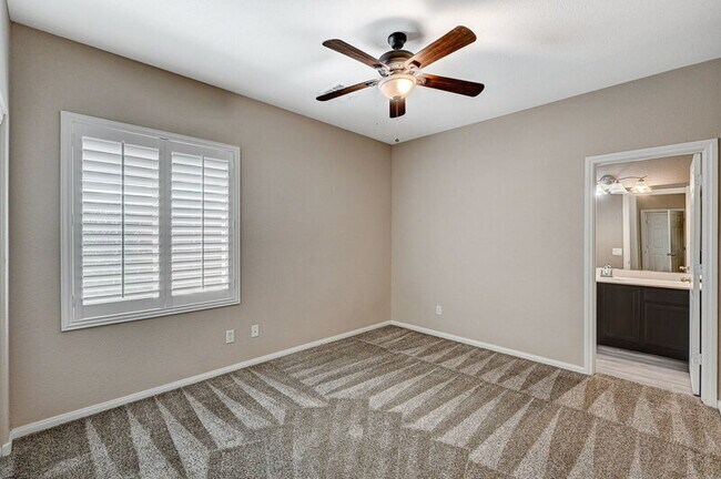 Building Photo - 10588 Isola Bella St