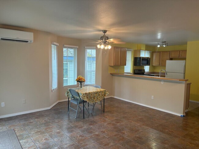 Building Photo - Bright, Spacious Townhome with Stylish Upgrades in Pinehurst/Roosevelt