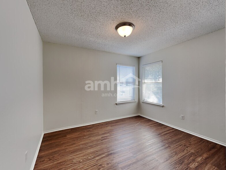 Building Photo - 830 Greenridge Dr