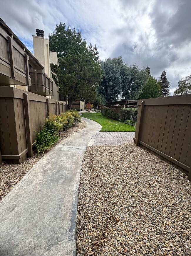 Building Photo - 1 Bed/1 Bath in Gated Community Condo