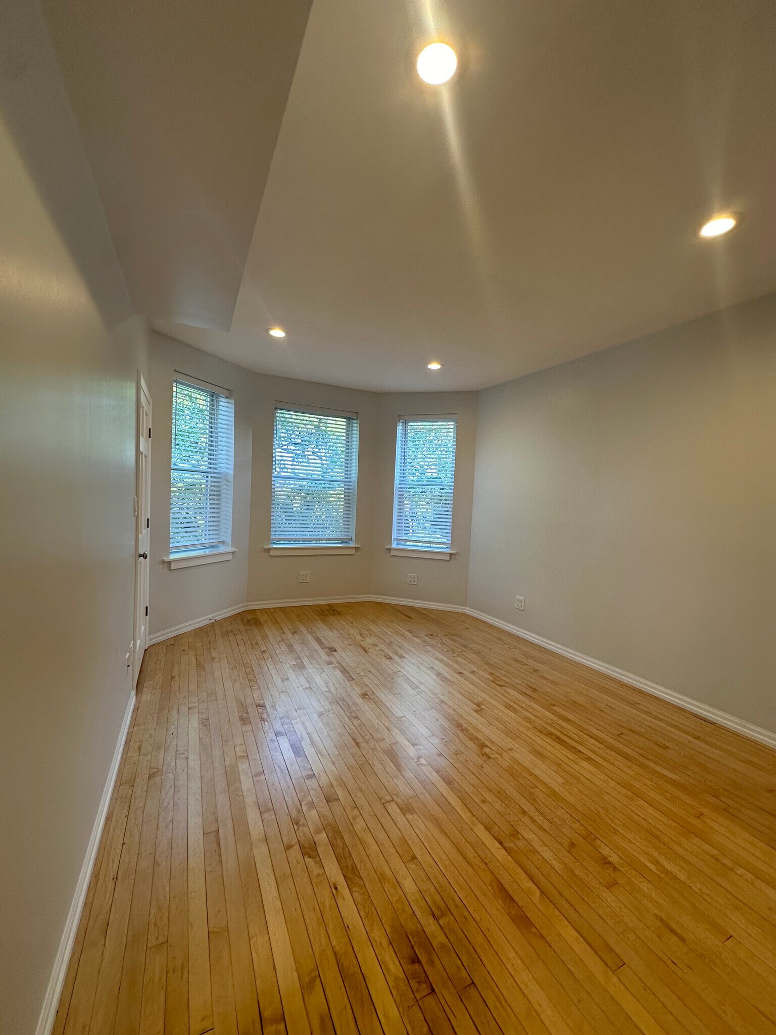 Building Photo - 2112 N Leavitt St