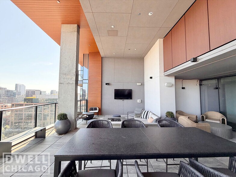 Building Photo - 1111 W Lake St