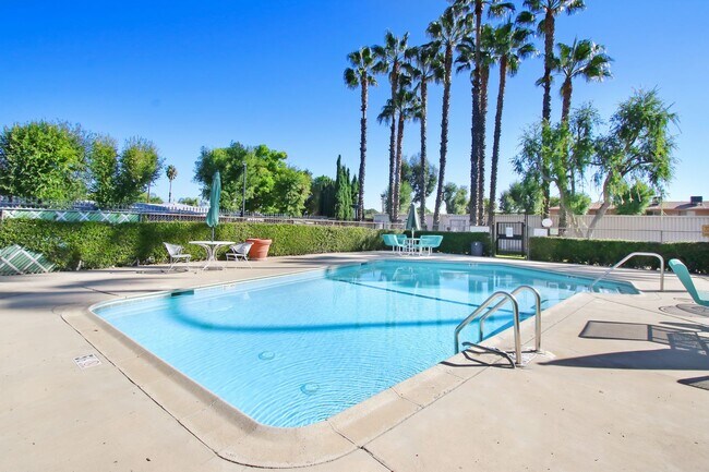 Building Photo - 2 Bed / 1 Bath Available Now!