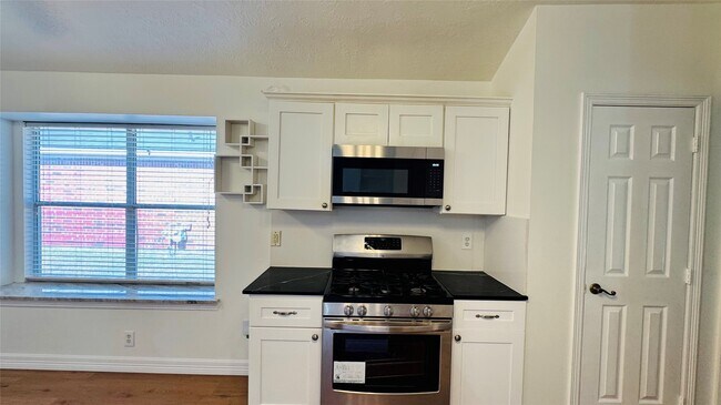 Building Photo - 15307 Flemington Ave