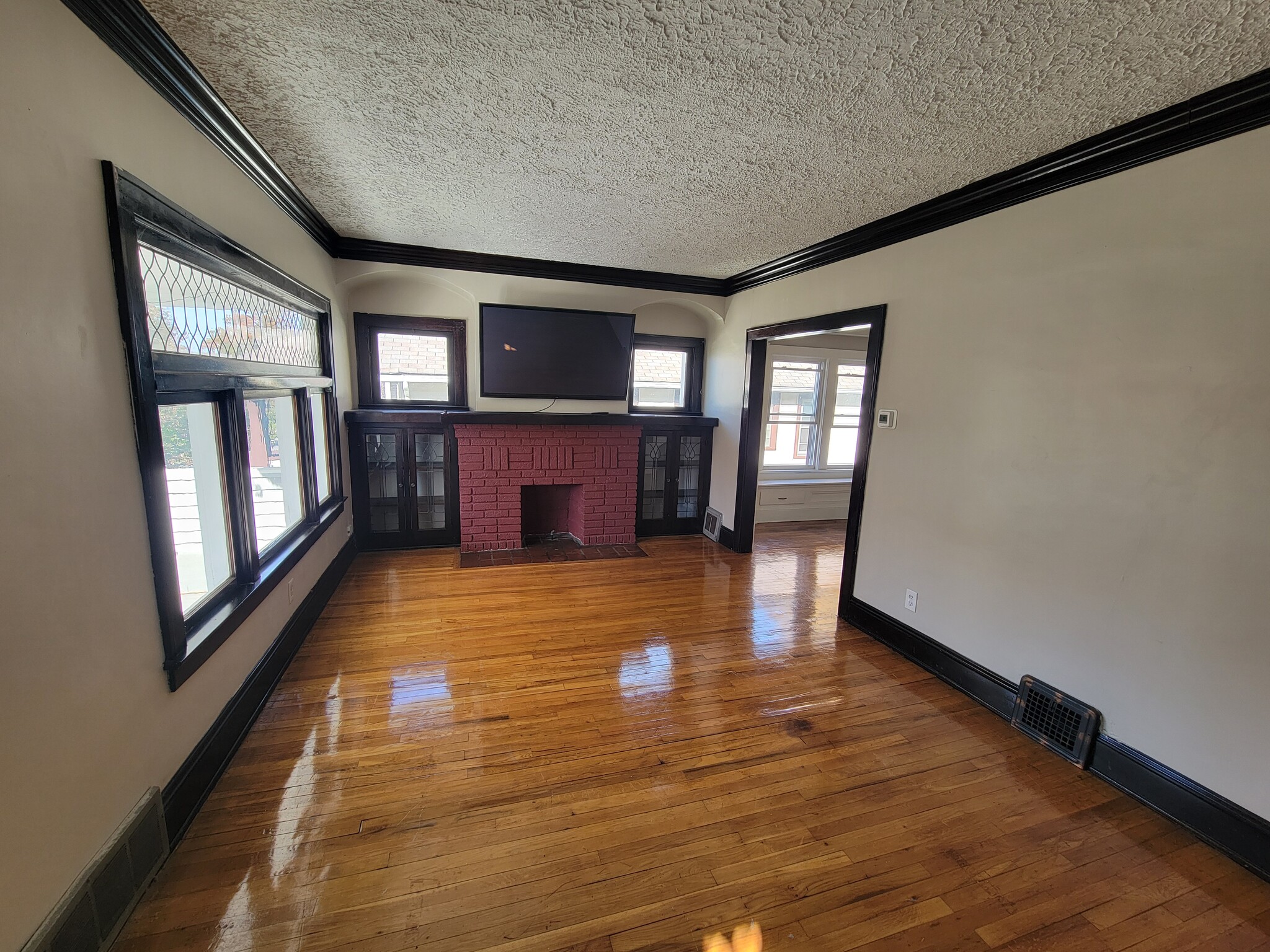Building Photo - 2215 Chesterland Ave