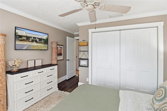 Building Photo - 1637 SE Paradise Cir
