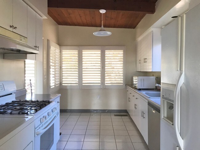 Kitchen - view to the front of the house. - 926 Crestview Dr