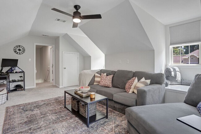 Building Photo - 3 bedroom 2.5 bath with bonus room in Lega...