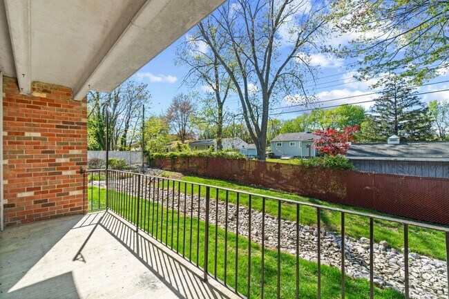 Building Photo - Fairwinds. Renovated and Updated. Spacious 2 bed 2 bath ground level condo in Annapolis!