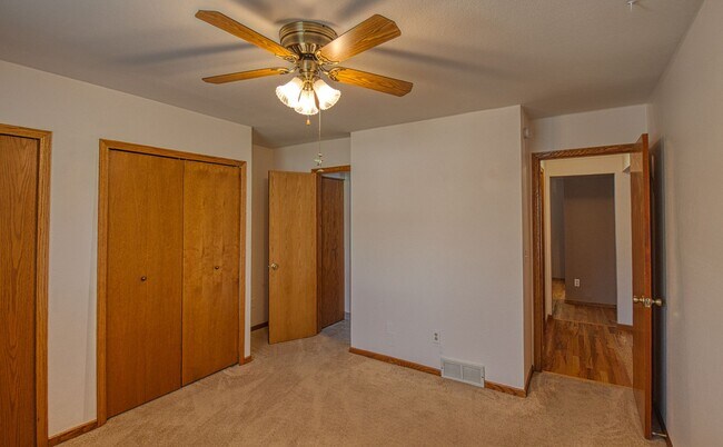 Building Photo - 3B/3B in The Shores with Finished Basement and 2 Car Garage!