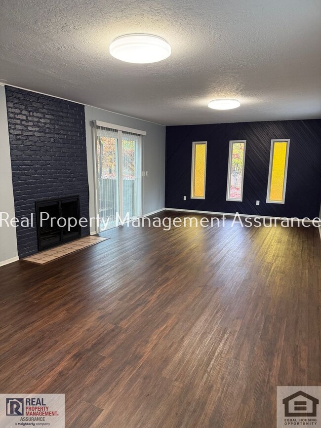 Building Photo - 324 SW Frenwood Way