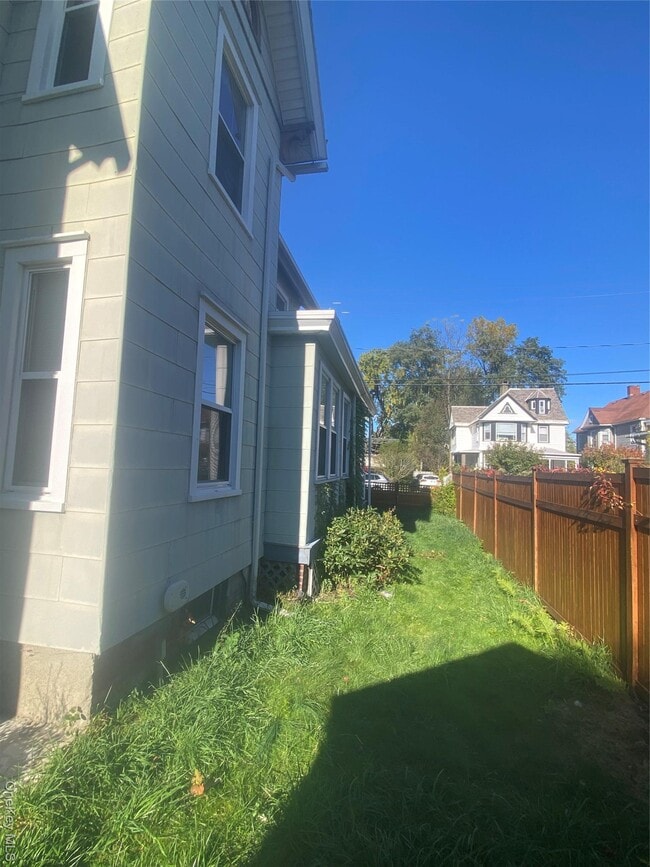 Building Photo - 8 Willow St